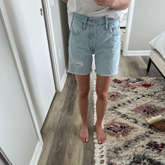 Levi’s 501 Mid-thigh Denim Shorts - Picture 2 of 4